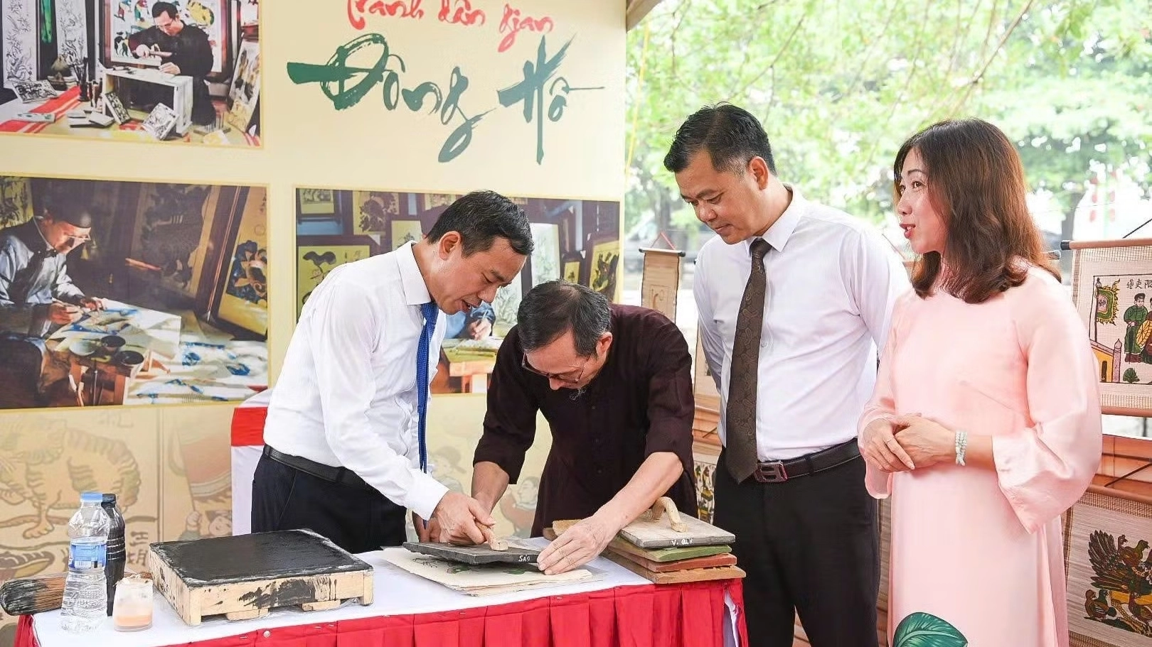 Trình diễn và trải nghiệm làm tranh dân gian Đông Hồ tại Đền Đô và Đồng Kỵ